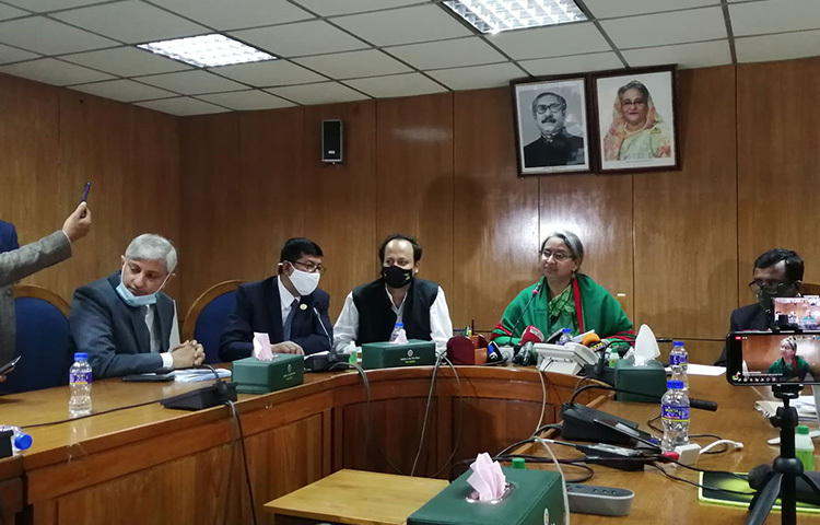 ১২ বছরের ঊর্ধ্বে যেকোনো শিক্ষার্থী টিকাকেন্দ্রে গেলে টিকা পাবে বলে জানিয়েছেন শিক্ষামন্ত্রী ডা. দীপু মনি। তিনি বলেন, শিক্ষার্থীরা আইডি কার্ড নিয়ে কেন্দ্রে গিয়ে টিকা নিতে পারবে। কারও আইডি কার্ড না থাকলে সেক্ষেত্রে রেজিস্ট্রেশন কার্ড দেখালে টিকা দেওয়া হবে। আজ সচিবালয়ে ব্রিফিংয়ে তিনি এসব কথা বলেন। ছবি: জাগো নিউজ