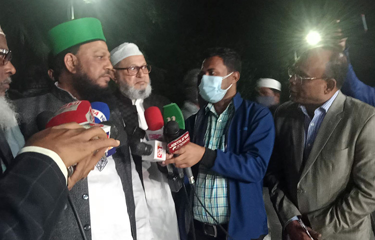 সংবিধান মোতাবেক একটি স্বচ্ছ, জবাবদিহিমূলক, স্বয়ংসম্পূর্ণ, শক্তিশালী ও স্বাধীন নির্বাচন কমিশন গঠনসহ পাঁচ দফা প্রস্তাব দিয়েছে ইসলামিক ফ্রন্ট বাংলাদেশ। আজ সন্ধ্যা ৭টায় রাষ্ট্রপতির সঙ্গে সংলাপ শেষে বঙ্গভবন থেকে বেরিয়ে এ কথা জানান দলটির সভাপতি সৈয়দ বাহাদুল শাহ মোজাদ্দেদী। ছবি: মাহবুব আলম