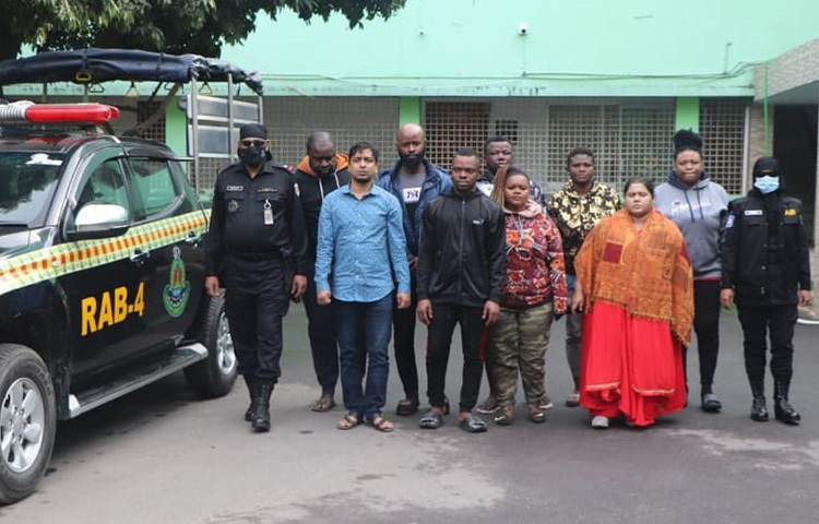 নাইজেরিয়া ও দক্ষিণ আফ্রিকার কিছু ব্যক্তি ভ্রমণভিসায় বাংলাদেশে এসে সামাজিক যোগাযোগমাধ্যমে অনেকের সঙ্গে বন্ধুত্বের সম্পর্ক গড়ে প্রতারণার মাধ্যমে বিপুল পরিমাণ অর্থ হাতিয়ে নেন। এদের একটি চক্র রাজধানীর পল্লবী থানা, রূপনগর থানা ও দক্ষিণখান থানা এলাকা থেকে গ্রেফতার করেছে র‌্যাব। ছবি: বিপ্লব দিক্ষিৎ
