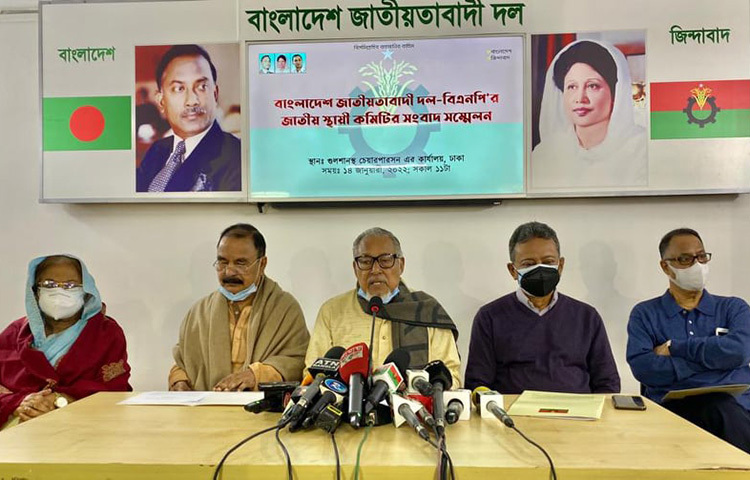 করোনাভাইরাস প্রতিরোধে সরকারের পক্ষ থেকে যে বিধিনিষেধ জারি করা হয়েছে তাতে নিজেদের দলীয় কর্মসূচি পুনর্বিবেচনার সিদ্ধান্ত নিয়েছে বিএনপি। আজ দুপুরে গুলশানে বিএনপি চেয়ারপারসনের কার্যালয়ে অনুষ্ঠিত সংবাদ সম্মেলনে দলটির স্থায়ী কমিটির সদস্য নজরুল ইসলাম খান এ তথ্য জানান। ছবি: বিপ্লব দিক্ষিৎ