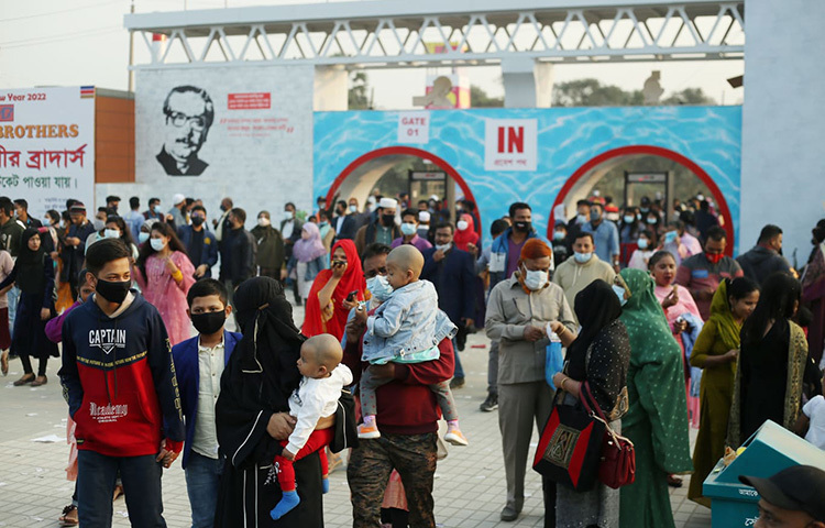 সাপ্তাহিক ছুটির দিনে বাণিজ্যমেলায় বেড়েছে সব শ্রেণির মানুষের আগমন। লোকসমাগম বাড়লেও সেই তুলনায় নেই বেচাকেনা। এদিকে নতুন করে করোনা সংক্রমণ বেড়ে যাওয়ায় মেলায় কঠোরভাবে স্বাস্থ্যবিধি মানতে বলা হচ্ছে। ছবি: জাগো নিউজ