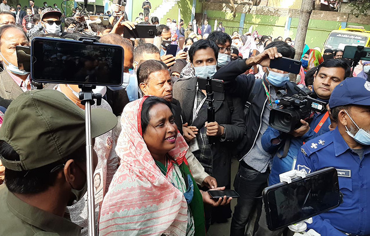 ভোটগ্রহণের সময় বিভিন্ন কেন্দ্র পরিদর্শন করেন আওয়ামী লীগ মনোনীত প্রার্থী ডা. সেলিনা হায়াৎ আইভী।  ছবি: বিপ্লভ দিক্ষিৎ