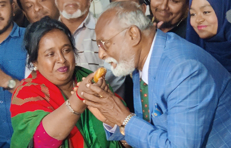 নারায়ণগঞ্জ সিটি করপোরেশন নির্বাচনে পরাজিত মেয়র প্রার্থী তৈমূর আলম খন্দকারের বাসায় মিষ্টি নিয়ে গেলেন বিজয়ী প্রার্থী ডা. সেলিনা হায়াৎ আইভী। দলীয় নেতাকর্মীদের নিয়ে আজ বিকেলে শহরের মাসদাইর এলাকায় তৈমূরের বাসভবনে যান তিনি। ছবি: জাগো নিউজ