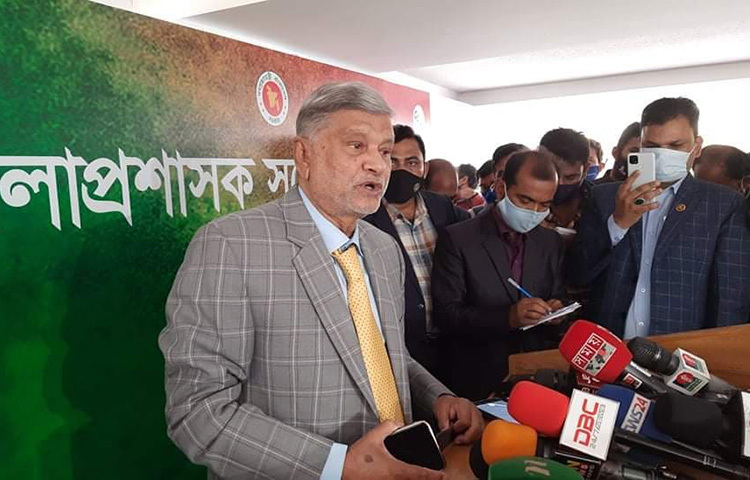 স্থানীয় পর্যায়ে উন্নয়ন প্রকল্প তদারকিতে জেলা প্রশাসকদের (ডিসি) পক্ষ থেকে কমিটি গঠনের প্রস্তাব করা হলেও তাতে সায় দেয়নি সরকার। আজ দুপুরে ওসমানী স্মৃতি মিলনায়তনে তিনদিনব্যাপী ডিসি সম্মেলনের প্রথম দিনের অধিবেশন শেষে সাংবাদিকদের এ কথা জানিয়েছেন পরিকল্পনামন্ত্রী এম.এ মান্নান। ছবি: সংগৃহীত