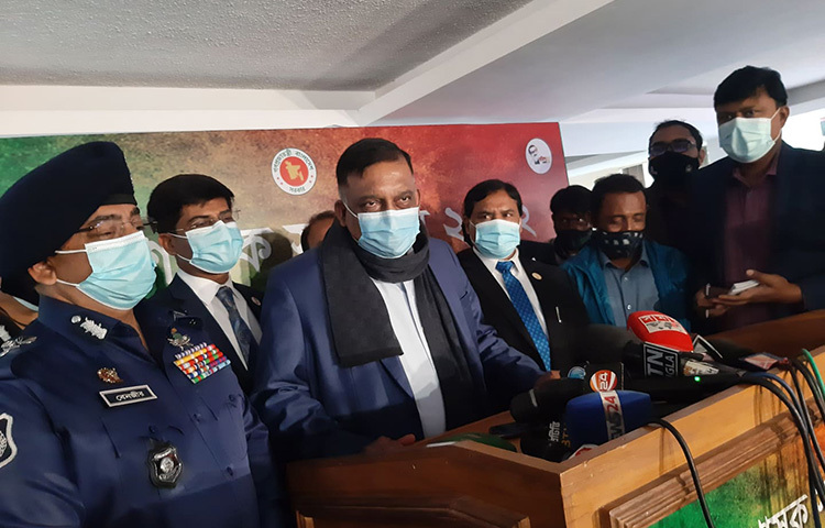 র‌্যাপিড অ্যাকশন ব্যাটালিয়ন (র‌্যাব) ভালো কাজ করলেও সেটা সামনে আসছে না জানিয়ে স্বরাষ্ট্রমন্ত্রী আসাদুজ্জামান খান কামাল বলেছেন, র‌্যাবের প্রতি অবিচার হচ্ছে। আজ রাজধানীর ওসমানী স্মৃতি মিলনায়তনে জেলা প্রশাসক (ডিসি) সম্মেলনের তৃতীয় ও শেষ দিনের অষ্টম অধিবেশন শেষে মন্ত্রী সাংবাদিকদের এ কথা বলেন। ছবি: বিপ্লব দিক্ষিৎ