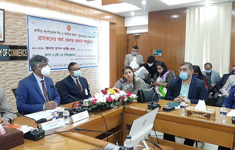 ই-কমার্স প্রতিষ্ঠান কিউকমের ২০ জন গ্রাহকের অর্থ ফেরত দেওয়া হয়েছে। ছয় হাজার ৭২১ জন গ্রাহকের ক্রয়াদেশের বিপরীতে ৫৯ কোটি টাকা ফেরতের সম্মতি পাওয়াদের মধ্যে এই ২০ গ্রাহক আনুষ্ঠানিকভাবে তাদের অর্থ ফেরত পেলেন। আজ দুপুরে বাণিজ্য মন্ত্রণালয়ের সম্মেলন কক্ষে কিউকমের এই গ্রাহকদের অর্থ ফেরত দিয়ে কার্যক্রমের আনুষ্ঠানিকতা শুরু হয়। ছবি: জাগো নিউজ