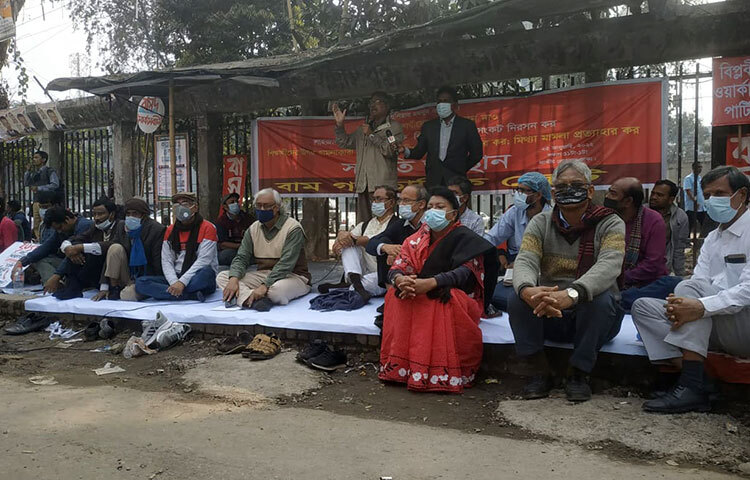 উপাচার্যের অপসারণের দাবিতে সিলেটের শাহজালাল বিজ্ঞান ও প্রযুক্তি বিশ্ববিদ্যালয়ের (শাবিপ্রবি) শিক্ষার্থীদের করা আন্দোলনকে সমর্থন দিয়েছে বাম গণতান্ত্রিক জোট। আজ জাতীয় প্রেসক্লাবের সামনে বাম গণতান্ত্রিক জোট আয়োজিত এক সংহতি অবস্থান কর্মসূচিতে বক্তারা এ দাবি জানান। ছবি: বিপ্লব দিক্ষিৎ