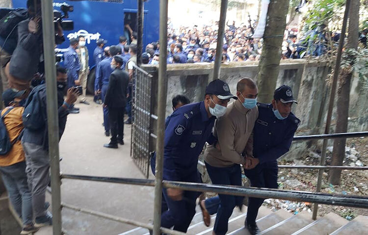 মেজর (অব.) সিনহা মো. রাশেদ খান হত্যায় সম্পৃক্ততার প্রমাণ পাওয়ায় বিতর্কিত ওসি (বরখাস্ত) প্রদীপ কুমার ও লিয়াকত আলীর মৃত্যুদণ্ডাদেশ দিয়েছেন আদালত। আজ বিকেলে এ রায় ঘোষণা করেন কক্সবাজার জেলা ও দায়রা জজ মোহাম্মদ ইসমাঈল। ছবি: জাগো নিউজ