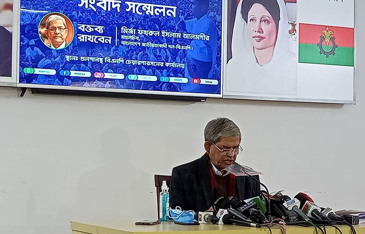 বিএনপি বিদেশে যে পাঠিয়েছিল তা লবিস্ট নিয়োগের জন্য নয় বলে জানিয়েছেন দলটির মহাসচিব মির্জা ফখরুল ইসলাম আলমগীর। তিনি বলেন, এই চিঠি ছিল মানবাধিকার রক্ষায় আন্তর্জাতিক উন্নয়ন অংশীদারদের প্রতি আহ্বান মাত্র। আজ গুলশানে বিএনপি চেয়ারপারসনের রাজনৈতিক কার্যালয়ে আয়োজিত সংবাদ সম্মেলনে তিনি এসব কথা বলেন। ছবি: বিপ্লব দিক্ষিৎ