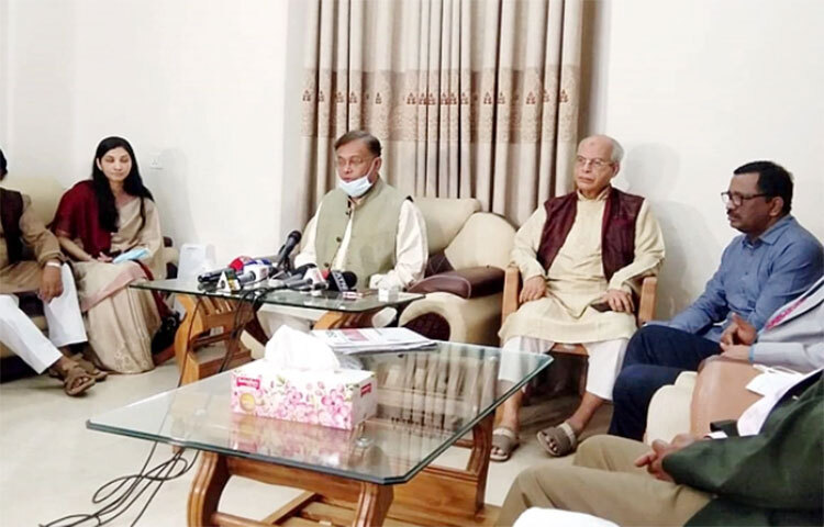 তথ্য ও সম্প্রচারমন্ত্রী এবং আওয়ামী লীগের যুগ্ম সাধারণ সম্পাদক ড. হাছান মাহমুদ বলেছেন, বিএনপি চেয়ারপারসন খালেদা জিয়ার সুস্থতায় কর্মীরা স্বস্তি প্রকাশ করলেও নেতারা হতাশ এই ভেবে যে, বেগম জিয়ার সুস্থতা তাদের আন্দোলনে জল ঢেলে দিয়েছে। আজ দুপুরে রাজধানীতে মন্ত্রীর সরকারি বাসভবনে বাংলাদেশ সম্পাদক ফোরামের নেতাদের সঙ্গে বৈঠক শেষে তিনি এ কথা বলেন। ছবি: জাগো নিউজ