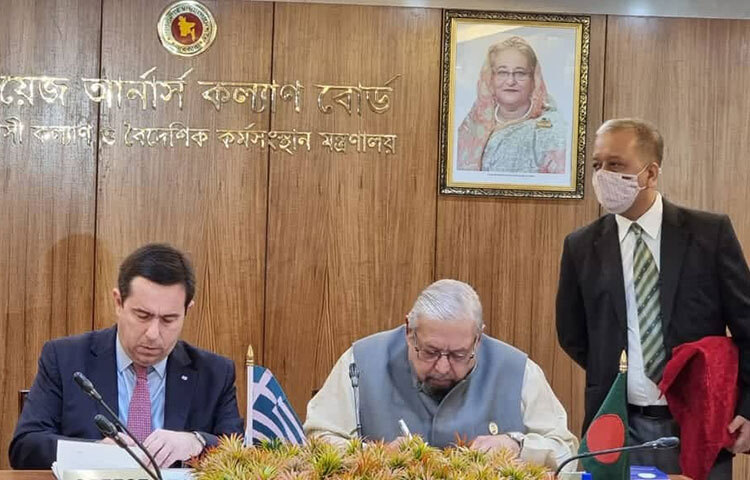 বাংলাদেশ ও হেলেনিক রিপাবলিক গ্রিসের মধ্যে জনশক্তি রপ্তানি সংক্রান্ত বিষয়ে সমঝোতা স্মারক সই হয়েছে। এ সমঝোতা স্মারক সইয়ের ফলে প্রতিবছর চার হাজার বাংলাদেশি কর্মীকে কাজ করার সুযোগ দেবে গ্রিস। আজ বেলা ১২টায় ঢাকার প্রবাসী কল্যাণ ভবনে উভয় দেশের মধ্যে এ সমঝোতা স্মারকটি সই হয়। ছবি: জাগো নিউজ