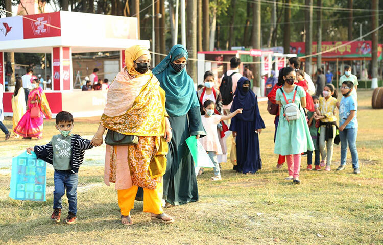 অমর একুশে বইমেলায় শিশুদের নিয়ে এসেছেন অভিভাবকরা। শিশুদের পরিচয় করিয়ে দিতে চান বইয়ের সঙ্গে। ছবি: মাহবুব আলম