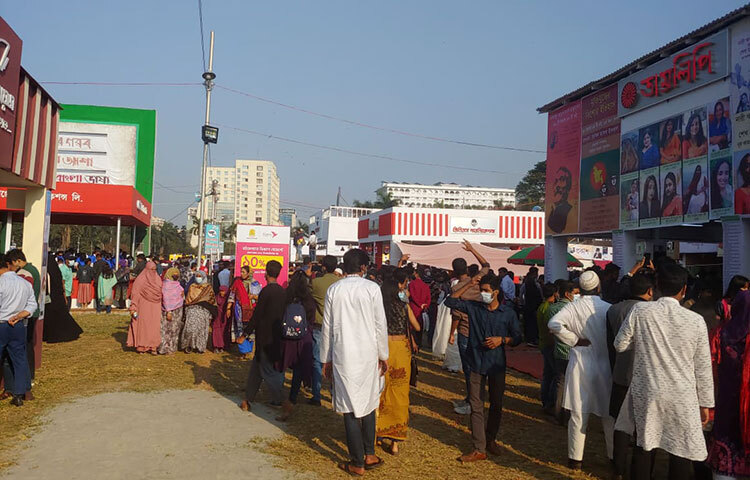 সরেজমিনে মেলা প্রাঙ্গণ ঘুরে দেখা যায়, এদিন বেলা ১১টায় উন্মুক্ত করা হয় মেলা প্রাঙ্গণ। সকাল থেকেই ধীরে ধীরে বইমেলা ঘিরে মানুষের উপস্থিতি বাড়তে থাকে। দুপুর গড়াতেই সাধারণ ক্রেতা-দর্শনার্থীরা বইয়ের দোকানগুলোতে হুমড়ি খেয়ে পড়েন। ছবি: মাহবুব আলম