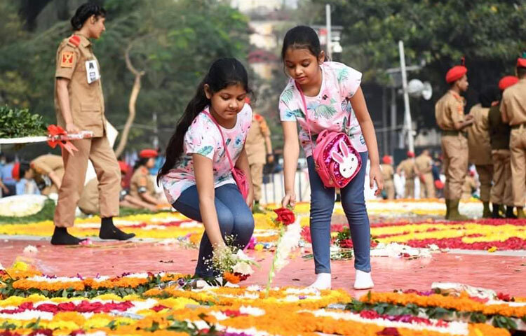 শহীদদের শ্রদ্ধা জানাতে এসেছিল দুই শিশু। ছবি: বিপ্লব দিক্ষিৎ