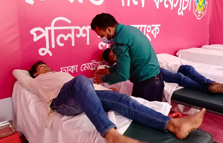 বাংলা একাডেমির বিপরীতে সোহরাওয়ার্দী উদ্যানের বইমেলায় প্রবেশ করতেই হাতের ডানপাশে চোখে পড়বে রক্তদান কর্মসূচির স্টলটি। ছবি: বিপ্লব দিক্ষিৎ