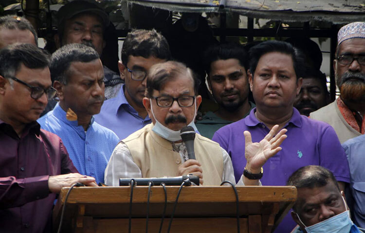 বর্তমান সরকার পতনের পর তিন মাস মেয়াদি তত্ত্বাবধায়ক সরকার এসে জাতীয় নির্বাচন করবে বলে আশাবাদ ব্যক্ত করেছেন নাগরিক ঐক্যের আহ্বায়ক মাহমুদুর রহমান মান্না। আজ জাতীয় প্রেস ক্লাবের সামনে নারী ও শিশু অধিকার আয়োজিত এক মানববন্ধনে তিনি এসব কথা বলেন। ছবি: বিপ্লব দিক্ষিৎ