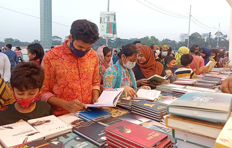 আজ ছুটির দিন থাকায় গত কয়েকদিনের তুলনায় বইমেলায় পাঠকের উপস্থিতি বেশি লক্ষ্য করা গেছে। ছবি: মাহবুব আলম