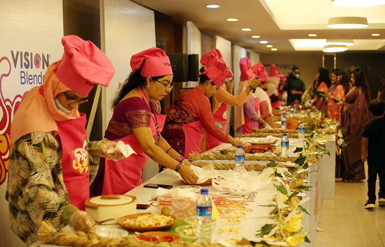 নারী দিবস উপলক্ষে পিঠাপ্রেমী নারীদের জন্য ভিশনের আয়োজনে দিনব্যাপী ‘ভিশন ব্লেন্ডার পিঠানন্দ উৎসব সিজন-৩’ চলছে। এতে অংশ নিয়েছেন বিভিন্ন বয়সী ৬০ জন নারীরা। ছবি: মাহবুব আলম