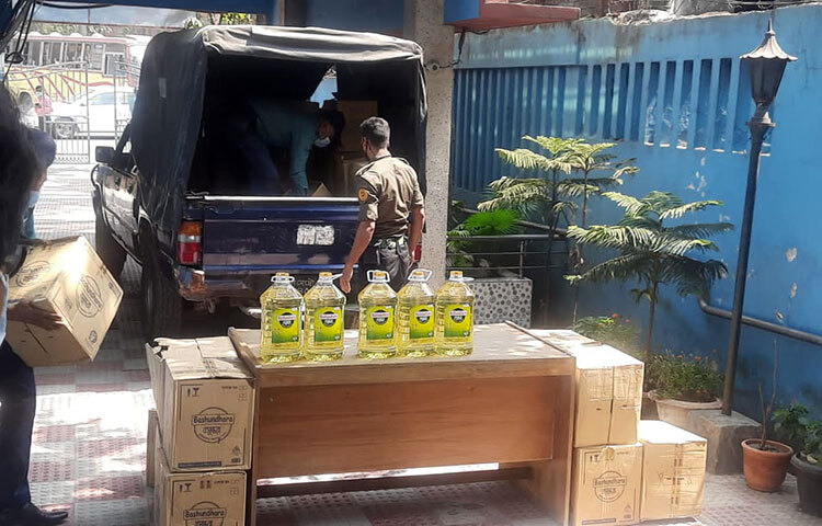 বাজারে ভোজ্যতেলের সংকটকে কাজে লাগিয়ে বাড়তি লাভের আশায় ৫১২ লিটার তেল মজুত করেন কৃষি সম্প্রসারণ অধিদপ্তরের সাবেক কর্মকর্তা লায়েকুজ্জামান। গোপন তথ্যের ভিত্তিতে শুক্রবার (১১ মার্চ) রাতে রাজধানীর মোহাম্মদপুর থানাধীন লালমাটিয়া এলাকার ওই বাসা থেকে ৫১২ লিটার তেলসহ তাকে গ্রেফতার করে মোহাম্মদপুর থানা পুলিশ। ছবি: বিপ্লব দিক্ষিৎ