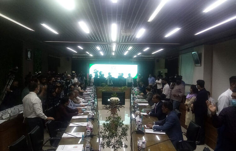 আগামী নির্বাচন যেন অধিক অংশগ্রহণমূলক হয়, প্রকৃত অংশীদারত্বমূলক হয়- সে লক্ষ্যে কমিশন সবার মতামত নিচ্ছে বলে জানিয়েছেন প্রধান নির্বাচন কমিশনার (সিইসি) কাজী হাবিবুল আউয়াল। আজ দেশের ১৩ জন শিক্ষাবিদ-বুদ্ধিজীবীর সঙ্গে বৈঠকে বসেছে নির্বাচন কমিশন (ইসি)। বৈঠকের শুরুতেই সিইসি এসব কথা বলেন। ছবি: জাগো নিউজ