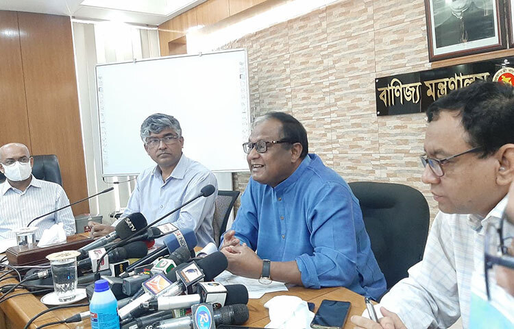 উৎপাদন ও ভোক্তা পর্যায়ে ভ্যাট প্রত্যাহারের পাশাপাশি আমদানি পর্যায়েও ১০ শতাংশ ভ্যাট কমছে বলে জানিয়েছেন বাণিজ্যমন্ত্রী টিপু মুনশি। আজ দুপুরে বাণিজ্য মন্ত্রণালয়ের সম্মেলন কক্ষে বিশ্ব ভোক্তা-অধিকার দিবস উপলক্ষে আয়োজিত সংবাদ সম্মেলনে তিনি এ কথা বলেন। ছবি: জাগো নিউজ