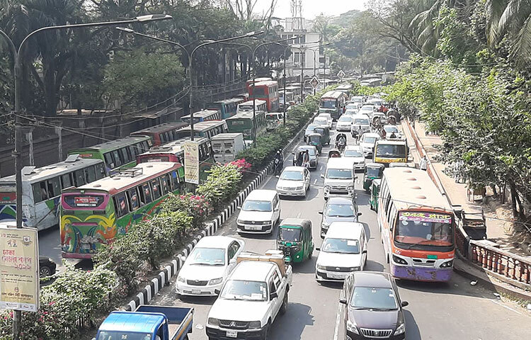 স্কুল খোলার কারণে সকাল থেকেই রাজধানীর বিভিন্ন প্রতিষ্ঠানে শিক্ষার্থীদের নিয়ে ছুটে যান অভিভাবকরা। অফিসগামী ও সাধারণ মানুষের পাশাপাশি সকাল থেকেই হাজারো শিক্ষার্থী-শিক্ষকের যাতায়াত শুরু হয়। ছবি: বিপ্লব দিক্ষিৎ