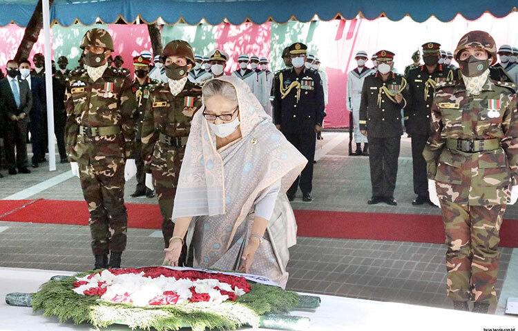 আজ বেলা ১১টা ২৫ মিনিটে তারা শ্রদ্ধা নিবেদন করেন। প্রথমে রাষ্ট্রপতি মো. আবদুল হামিদ এবং পরে প্রধানমন্ত্রী ও আওয়ামী লীগ সভাপতি শেখ হাসিনা বঙ্গবন্ধুর সমাধিতে শ্রদ্ধা জানান। ছবি: ইয়াসিন কবির জয়