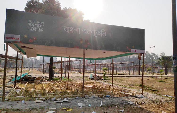 মাত্র একদিন আগেও অমর একুশের বইমেলা উপলক্ষে সোহরাওয়ার্দী উদ্যান হাজারো লেখক, পাঠক ও প্রকাশকের সরব উপস্থিতিতে মুখরিত ছিল। কিন্তু বইমেলা শেষ হওয়ার একদিনের ব্যবধানে মেলা প্রাঙ্গণ এখন জনশূন্য এক বিরানভূমিতে পরিণত হয়েছে। ছবি: মাহবুব আলম