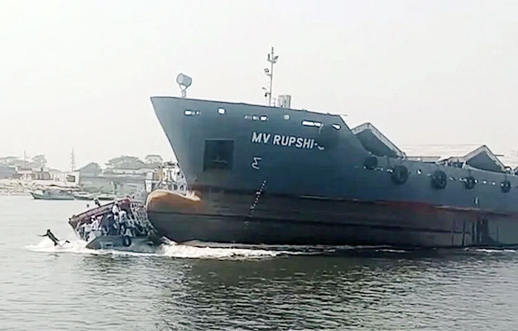 আজ দুপুরে নারায়ণগঞ্জের শীতলক্ষ্যা নদীর চর সৈয়দপুর এলাকায় জাহাজের ধাক্কায় লঞ্চডুবির ঘটনা ঘটে। এ ঘটনায় শিশুসহ ৪ জনের মরদেহ উদ্ধার করা হয়েছে। চর সৈয়দপুরের আল আমিননগর এলাকায় এ দুর্ঘটনা ঘটে। এ ঘটনায় ১৫-২০ জনের মতো সাঁতরে তীরে উঠতে সক্ষম হলেও বাকিরা নিখোঁজ রয়েছেন। ছবি: সংগৃহীত