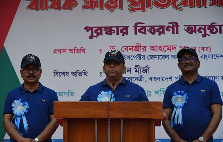 বাংলাদেশ পুলিশের মহাপরিদর্শক (আইজিপি) ড. বেনজীর আহমেদ বলেছেন, আমরা জাতীয় ও আন্তর্জাতিক পর্যায়েও আমাদের অস্তিত্ব জানান দিতে চাই। আজ মিরপুরের পাবলিক অর্ডার ম্যানেজমেন্ট (পিওএম) প্যারেড গ্রাউন্ডে অনুষ্ঠিত ঢাকা মেট্রোপলিটন পুলিশের (ডিএমপি) বার্ষিক ক্রীড়া প্রতিযোগিতার আনুষ্ঠানিক উদ্বোধন অনুষ্ঠানের প্রধান অতিথির বক্তব্যে আইজিপি এ কথা বলেন। ছবি: বিপ্লব দিক্ষিৎ