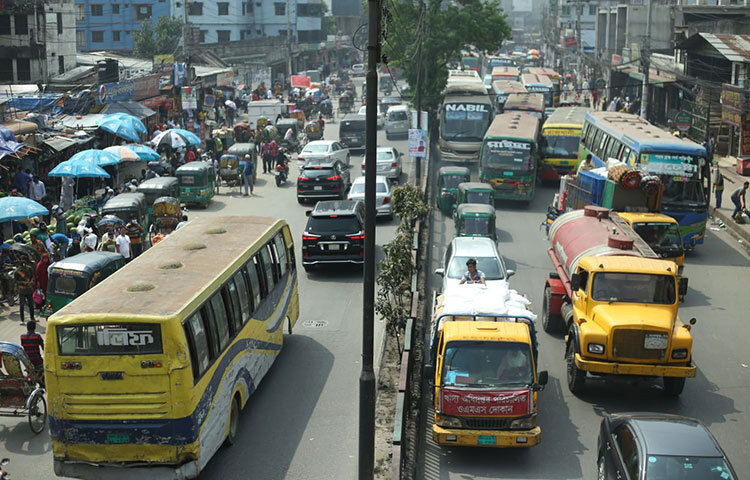 বাম গণতান্ত্রিক জোটের ডাকা হরতালের দিনও রাজধানীতে যানজট দেখা গেছে। অর্ধ-দিবস হরতালের সকাল থেকেই রাস্তায় গাড়ি চলাচল ছিল স্বাভাবিক। বেলা বাড়ার সঙ্গে সঙ্গে অন্যদিনের মতো তীব্র জ্যাম দেখা যায় বিভিন্ন সড়কে। ছবি: মাহবুব আলম