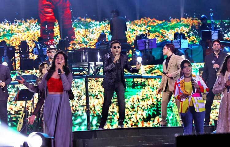 মঙ্গলবার (২৯ মার্চ) রাত সাড়ে ৯টায় তিনি মঞ্চে গান পরিবেশন শুরু করেন। এর আগে রাত সাড়ে ৮টায় কনসার্টে উপস্থিত হন প্রধানমন্ত্রী শেখ হাসিনা। প্রধানমন্ত্রীর আসার পরপরই শুরু হয় জাতীয় সংগীত পরিবেশনা। ছবি: মাহবুব আলম