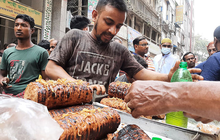 আজ চকবাজার ঘুরে দেখা গেছে, প্রচলতি ইফতারির পাশাপাশি নানান স্বাদের বাহারি আয়োজন সাজিয়ে বসেছেন ব্যবসায়ীরা। বাহারি এসব ইফতারির স্বাদ নিতে দুপুরেই দূর-দূরান্ত থেকে ভোজনবিলাসীরা ছুটে এসেছেন। ঐতিহ্যবাহী খানদানি ইফতারি কিনতে দেখা গেছে দীর্ঘ জটলা। ছবি: বিপ্লব দিক্ষিৎ