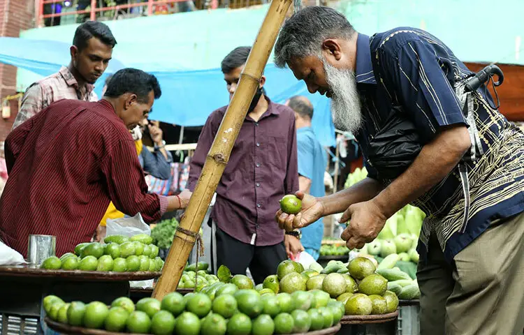 রমাজানের শুরু থেকেই বেড়েছে লেবুর চাহিদা। তাই রাজধানীর বিভিন্ন বাজারে লেবু অনেক সরবরাহ দেখা গেছে। ছবি: মাহবুব আলম