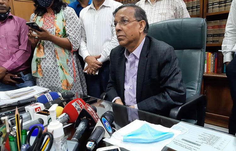 যুক্তরাষ্ট্রে পালিয়ে থাকা জাতির জনক বঙ্গবন্ধু শেখ মুজিবুর রহমানের খুনি রাশেদ চৌধুরীকে ফিরিয়ে দিতে ঢাকায় নিযুক্ত দেশটির রাষ্ট্রদূত পিটার ডি হ্যাসের কাছে দাবি জানিয়েছেন আইনমন্ত্রী আনিসুল হক। নবনিযুক্ত মার্কিন আজ সচিবালয়ে সৌজন্য সাক্ষাৎ করতে এলে এ দাবি করেন আইনমন্ত্রী। বৈঠক শেষে সাংবাদিকদের এ কথা জানান মন্ত্রী। ছবি: জাগো নিউজ