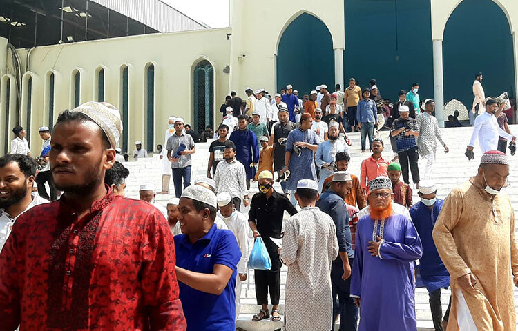 খুতবার আগেই পরিপূর্ণ হয়ে যায় মসজিদ। ছবি: বিপ্লব দিক্ষিৎ