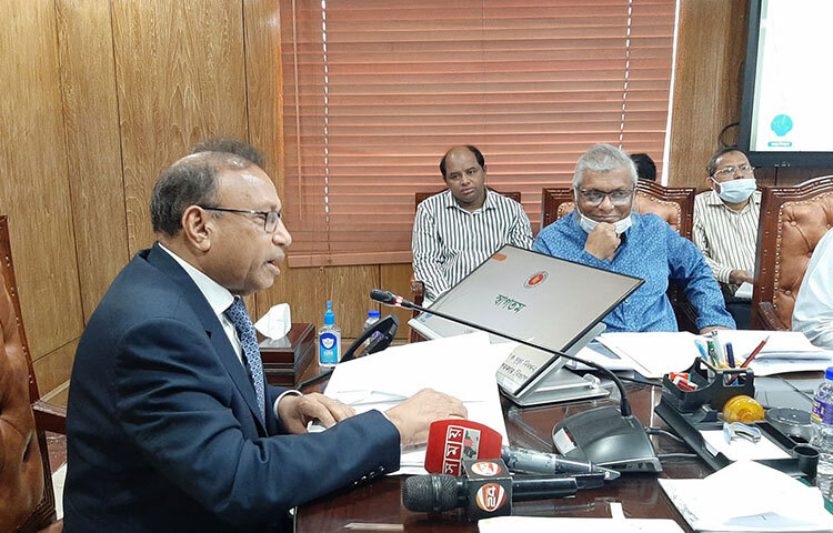 জন্মসনদ দেওয়ার ক্ষেত্রে জনগণকে হয়রানি করলে কাউকে ছাড় দেওয়া হবে না বলে হুঁশিয়ারি দিয়েছেন স্থানীয় সরকারমন্ত্রী মো. তাজুল ইসলাম। আজ বেলা ১১টায় অনলাইনে জন্ম ও মৃত্যু নিবন্ধন কার্যক্রম গতিশীল করার জন্য এক মতবিনিময় সভায় তিনি এ হুঁশিয়ারি দেন। ছবি: জাগো নিউজ