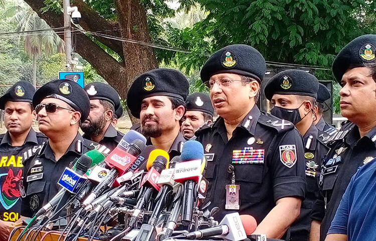 নববর্ষকে ঘিরে নজরদারি ও নিরাপত্তা জোরদার করেছে র‌্যাব। তবে র‌্যাব বলছে, নববর্ষে জঙ্গি হামলার সুনির্দিষ্ট কোনো তথ্য তাদের কাছে নেই। আজ ১টা ৩০ মিনিটের দিকে রাজধানীর রমনা বটমূলে পহেলা বৈশাখ-১৪২৯ ‘বাংলা নববর্ষ’ উপলক্ষে সার্বিক নিরাপত্তা ব্যবস্থা পরিদর্শন শেষে সাংবাদিকদের এক প্রশ্নের জবাবে র‌্যাবের ডিজি  চৌধুরী আবদুল্লাহ আল মামুন এসব কথা বলেন। ছবি: বিপ্লব দিক্ষিৎ