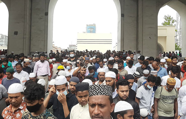 দুপুর ১২টার আগ থেকেই মসজিদে আসতে শুরু করেন মুসল্লিরা। খুতবার আগেই পরিপূর্ণ হয়ে যায় মসজিদ। অনেকে জায়গা না পেয়ে রাস্তায় নামাজ আদায় করেন। ছবি: বিপ্লব দিক্ষিৎ