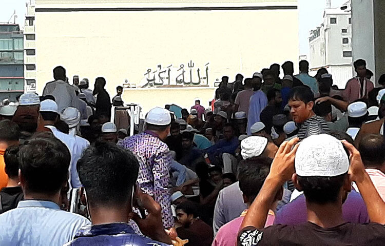 আজ রমজানের তৃতীয় জুমা উপলক্ষে জাতীয় মসজিদ বায়তুল মোকাররমে মুসল্লিদের ঢল নামে। ছবি: বিপ্লব দিক্ষিৎ