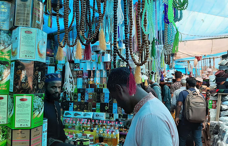 রাজধানীর বায়তুল মোকাররম মার্কেট ঘুরে দেখা গেছে, ভেতরের দোকানের পাশাপাশি বাইরেও অসংখ্য দোকান বসেছে। এসব দোকানে রয়েছে টুপি, জায়নামাজ, আতর, তজবিসহ নানান সামগ্রী। ছবি: বিপ্লব দিক্ষিৎ