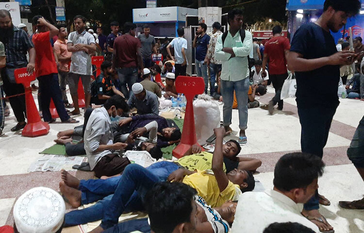 অগ্রিম টিকিট পেতে কমলাপুরে কাঁথা-বালিশ নিয়ে অবস্থান নিয়েছেন ঈদে ঘরমুখো মানুষ। বুধবারের সিরিয়ালের জন্য আজ চেয়ার, কাঁথা-বালিশ নিয়ে কমলাপুর স্টেশনে অপেক্ষা করছেন টিকিটপ্রত্যাশীরা। ছবি: বিপ্লব দিক্ষিৎ