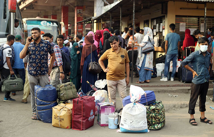 অফিস শেষে রাজধানীর বিভিন্ন বাস স্টেশনে ঈদে ঘরমুখো যাত্রীদের ভিড় দেখা যায়। ছবি: মাহবুব আলম