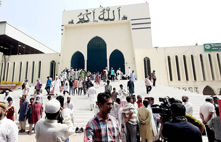 রমজান মাসের শেষ জুমা আজ। পবিত্র জুমাতুল বিদা। এ উপলক্ষে রাজধানীর বায়তুল মোকাররম জাতীয় মসজিদে ঢল নামে ধর্মপ্রাণ মুসল্লিদের। ছবি: বিপ্লব দিক্ষিৎ