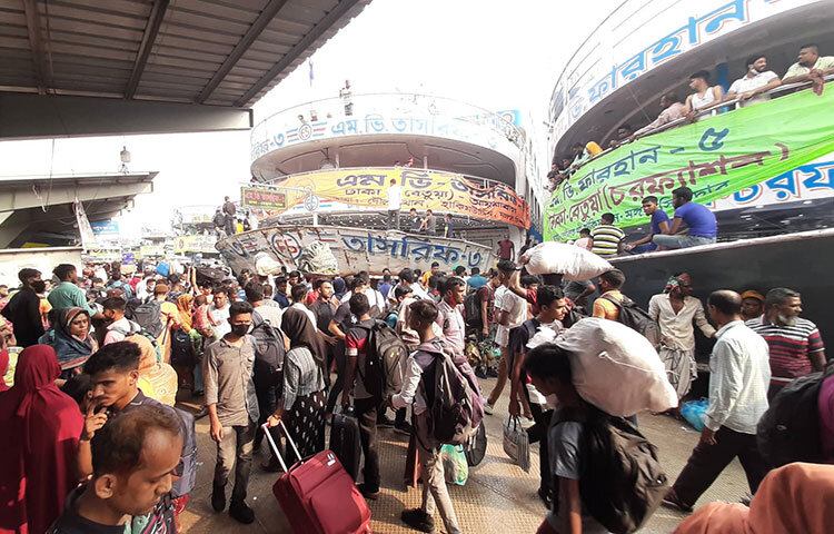 দেশের দক্ষিণাঞ্চলের অধিকাংশ মানুষ ঈদ করতে লঞ্চে যোগে বাড়ি যাচ্ছেন। সজনদের টানে কষ্ট উপেক্ষা করে বাড়ি যাচ্ছেন যাত্রীরা। ছবি: মাহবুব আলম