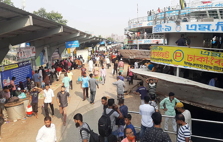 লঞ্চের শ্রমিক-কর্মচারীরা আশা করছেন সময় গড়ালে যাত্রী আরও বৃদ্ধি পাবে। ছবি: বিপ্লব দিক্ষিৎ