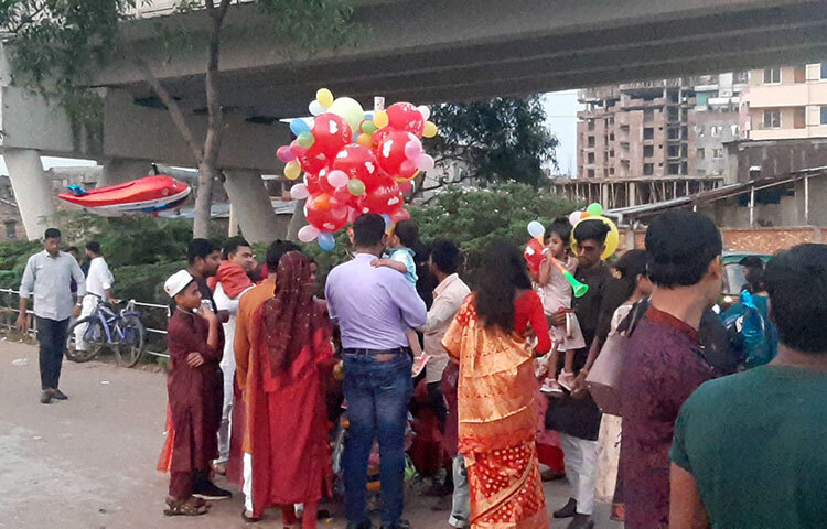 ঘুরতে এসে শিশুদের বিভিন্ন খেলনা কিনে দিচ্ছেন অভিভাবকরা। ছবি: বিপ্লব দিক্ষিৎ