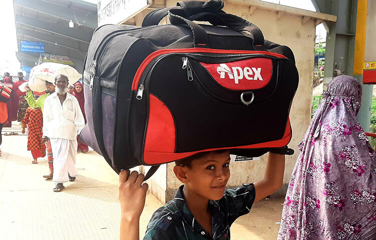 গ্রাম থেকে ঈদ করে আসা এসব মানুষ আবারও ব্যস্ততায় হারিয়ে যাবেন। ছবি: বিপ্লব দিক্ষিৎ