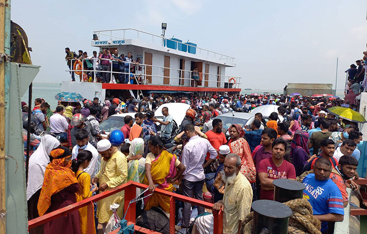 আজ সকাল থেকে ফেরিঘাটে যাত্রীবাহী বাসের চাপ তেমন না থাকলেও ছোট গাড়ি ও মোটরসাইকেলের চাপ ছিল চোখে পড়ার মতো। এসময় মোটরসাইকেলে শিশু, নারীসহ দুই থেকে তিন জনকে যেতে দেখা যায়। এছাড়া লঞ্চেও পদ্মা পাড়ি দিচ্ছেন কর্মস্থলমুখীরা। বেলা বাড়ার সঙ্গে সঙ্গে যাত্রী ও যানবাহনের চাপ বাড়ছে। ছবি: রুবেলুর রহমান