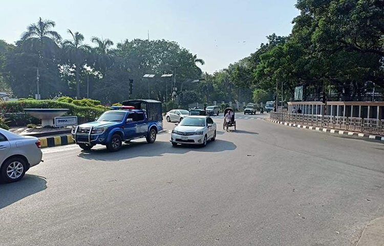 ঈদুল ফিতরের ছুটি শেষে ঢাকায় ফিরেছেন বেশিরভাগ কর্মজীবী মানুষ। যোগ দিয়েছেন কর্মস্থলে। ব্যবসা প্রতিষ্ঠান, অফিস আদালত খুললেও স্কুল-কলেজ এখনো খোলেনি। সব মিলিয়ে ঢাকায় এখনো গণপরিবহনের অতিরিক্ত চাপ দেখা যায়নি। তবে বেড়েছে গণপরিবহনের উপস্থিতি। ছবি: বিপ্লব দিক্ষিৎ
